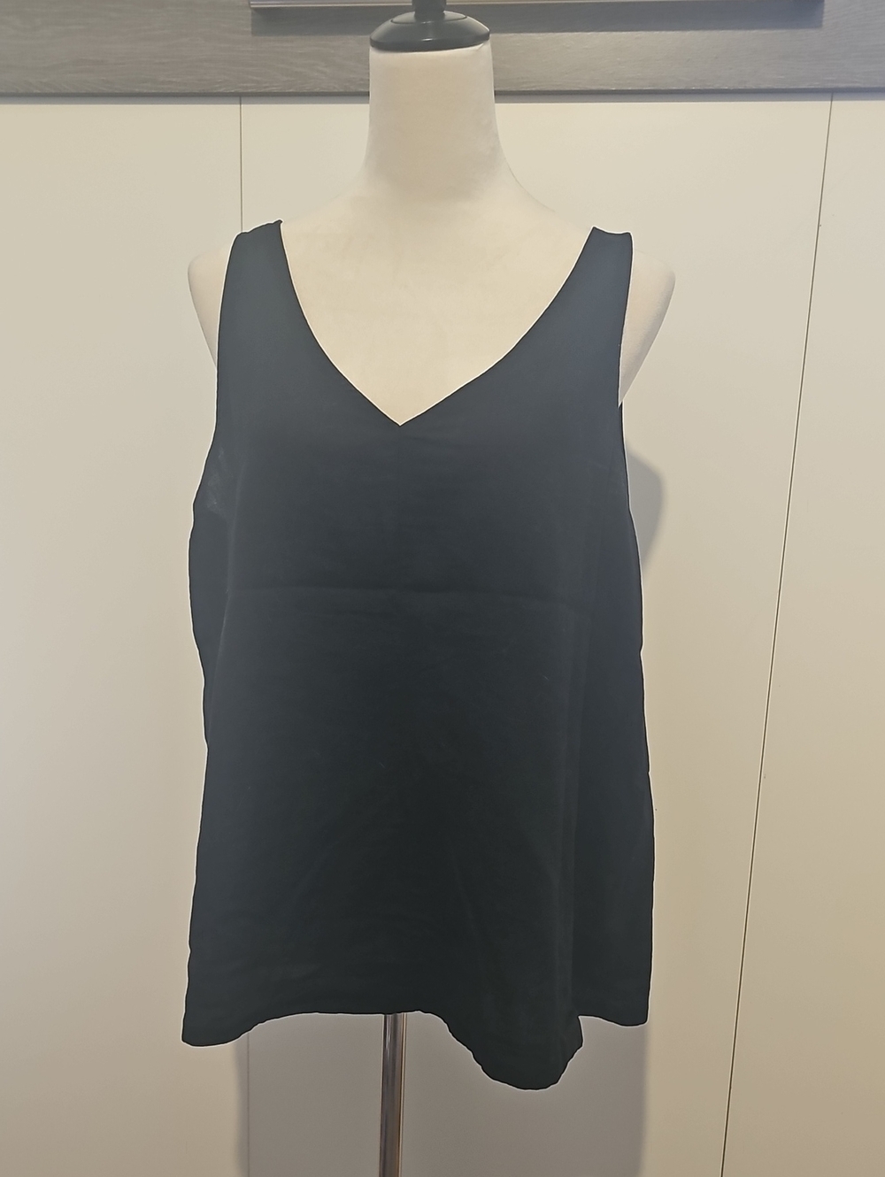 Time and Tru Black V-Neck Sleeveless Camisole Top